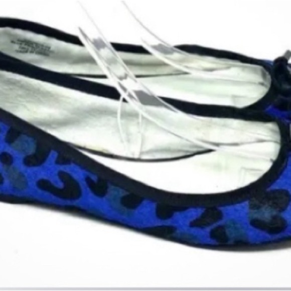 8 1/2 Women’s Gap Upper Leather Flats Black & Blue Leopard Print Shoes - Picture 2 of 4